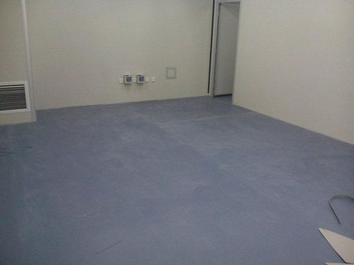 PVC塑膠地板應(yīng)用與批發(fā)指南 達(dá)縣、涪城地膠及機(jī)房防滑地膠解析